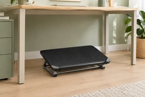 Repose-pieds rectangulaire noir à surface texturée et plateforme mobile sous un bureau clair